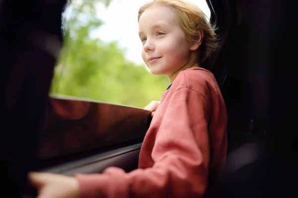 Roztomilý Chlapec Který Dívá Okna Auta Během Rodinného Výletu Těší — Stock fotografie