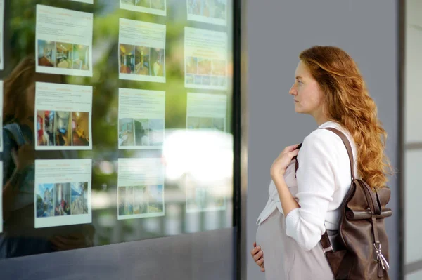 Young Pregnant Woman Exploring Storefront Real Estate Agency Beautiful Person — Stock Photo, Image