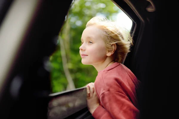 Милый Подросток Выглядывающий Окно Автомобиля Время Семейного Путешествия Наслаждающийся Приятным — стоковое фото