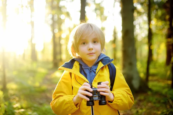 Petit Boy Scout Avec Jumelles Lors Une Randonnée Dans Forêt — Photo