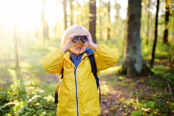 Niño Explorador Con Binoculares Durante Senderismo Bosque Otoño Niño Está —  Fotos de Stock