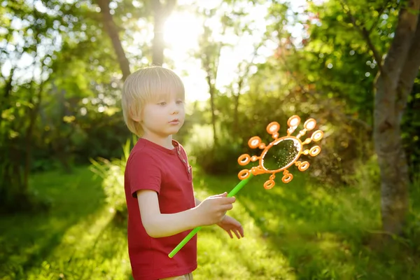 Leuk Jongetje Speelt Met Grote Zeepbellen Buiten Kind Blaast Grote — Stockfoto