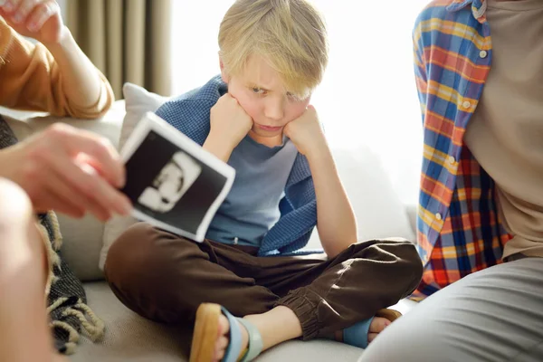 Ouders Informeren Zijn Zoon Dat Binnenkort Nog Een Baby Krijgen — Stockfoto