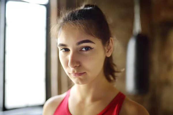 Jeune Femme Pendant Entraînement Boxe Boxeuse Faisant Remise Forme Sport — Photo