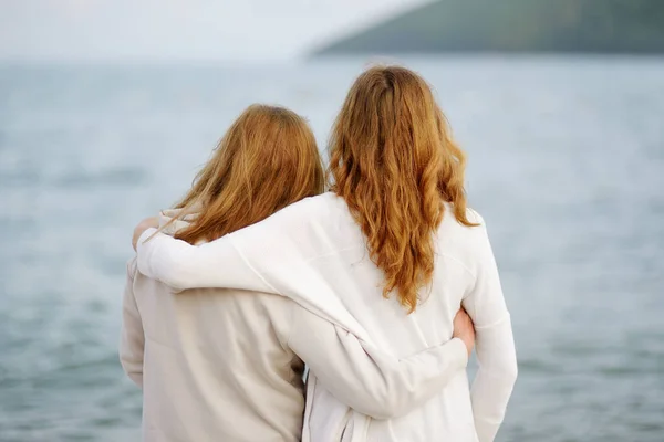 Redhead Senior Mother Her Adult Daughter Walking Together Sea Shore — Stock Photo, Image