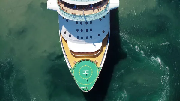 Drone Légi Kilátás Nagy Óceánjáró Miközben Vitorlázás Tengerben Csúcskilátás Luxushajó — Stock Fotó