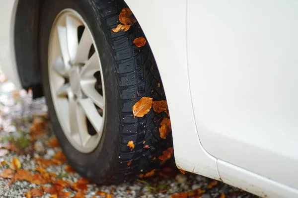 Weißes Automobil Steht Einem Herbsttag Den Bergen Autorad Auf Schotterweg — Stockfoto