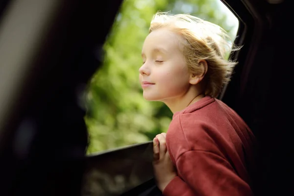 Юноша Вдыхает Воздух Свободы Окна Автомобиля Время Семейного Путешествия Наслаждается — стоковое фото