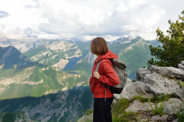 Widok Boku Kobiety Turystki Stojącej Kamiennym Zboczu Górskiej Doliny Podczas — Zdjęcie stockowe