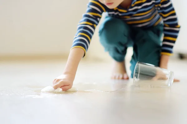 소년은 바닥에 유리잔에서 닦는다 자녀에게 자신을 청소하는 가르친다 정확성 집안일 — 스톡 사진