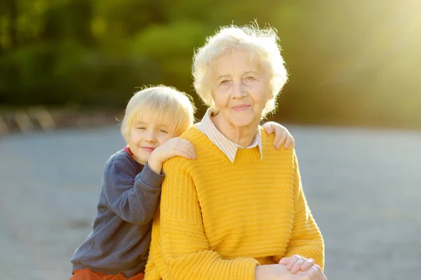 Αγαπημένος Εγγονός Αγκαλιάζει Τρυφερά Χαρούμενη Ηλικιωμένη Γιαγιά Του Κατά Διάρκεια — Φωτογραφία Αρχείου