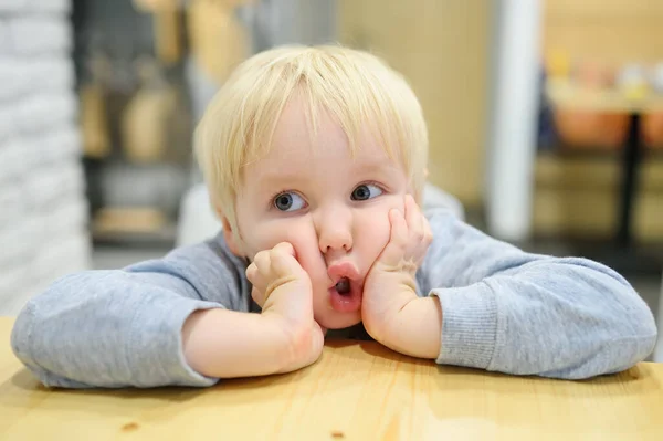 Vtipné Emocionální Dítě Sedí Stolu Kavárně Roztomilý Chlapeček Sedí Restauraci — Stock fotografie