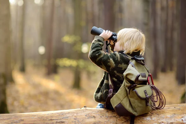 Malý Skaut Dalekohledem Během Túry Podzimním Lese Dítě Sedí Velkém — Stock fotografie