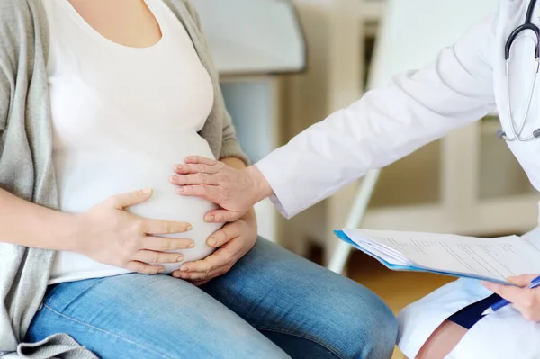 Gynækolog Læge Accepterer Gravid Kvinde Sygeforsikring Fødedygtige Familielæge Til Svangerskab - Stock-foto