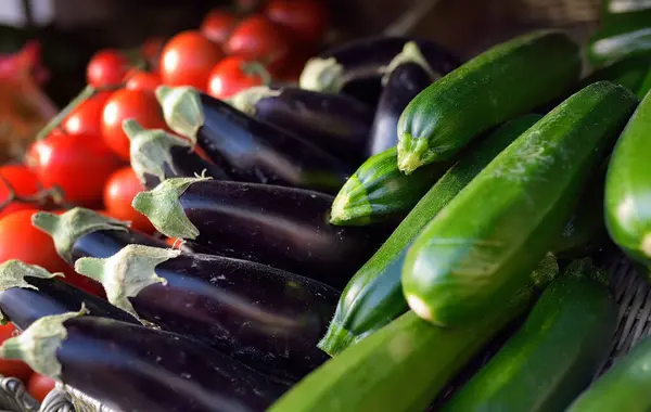 Verdure Fresche Zucchine Zucca Melanzane Melanzane Pomodori Vetrina Del Supermercato — Foto Stock