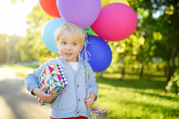 Kind Das Einem Freund Zum Geburtstag Gratuliert Kleinkind Hält Bündel — Stockfoto