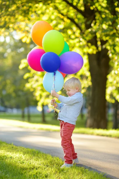 Küçük Çocuk Doğum Günü Partisinde Eğleniyor Bir Sürü Renkli Balonu — Stok fotoğraf