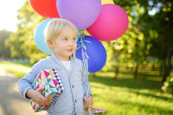 Niño Felicitar Amigo Por Cumpleaños Niño Sosteniendo Paquete Globos Colores —  Fotos de Stock