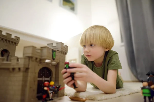 Malé Dítě Hraje Prototypem Středověkého Hradu Rytíři Bitvy Oblíbená Hra — Stock fotografie