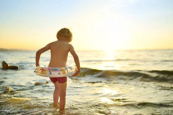 带着充气环的学龄前男孩去海里游泳 孩子们的海滩度假愉快 有子女家庭的暑假 — 图库照片