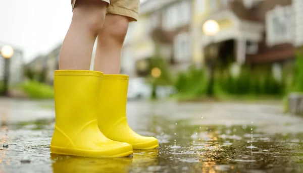 Chlapec Žlutých Gumových Botách Který Chodí Deštivém Letním Dni Malém — Stock fotografie