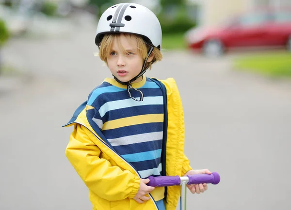 Kleine Jongen Met Veiligheidshelm Rijdt Een Scooter Kind Verveelt Zich — Stockfoto