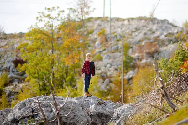Menino Pré Adolescente Camisa Vermelha Está Explorando Natureza Divertindo Durante — Fotografia de Stock