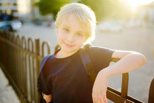Портрет Милого Усміхненого Хлопчика Міській Вулиці Заході Сонця Щаслива Дитина — стокове фото
