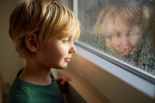 Porträtt Tonårspojke Som Står Vid Fönstret Barn Tittar Regnet Utanför — Stockfoto
