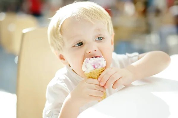 Mignon Petit Garçon Mangeant Glace Dans Cône Gaufre Enfant Déguste — Photo