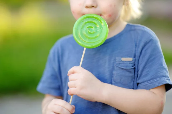 Niño Con Reacción Alérgica Comiendo Piruleta Verde Grande Comida Dulce —  Fotos de Stock