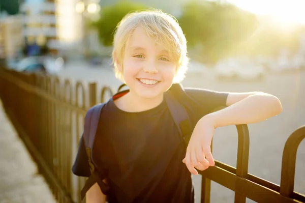 Портрет Милого Розумного Хлопчика Міській Вулиці Заході Сонця Щаслива Дитина — стокове фото