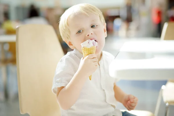 Roztomilý Chlapeček Zmrzlinu Vaflovacím Kuželu Dítě Ochutnává Želatinu Italské Kavárně — Stock fotografie