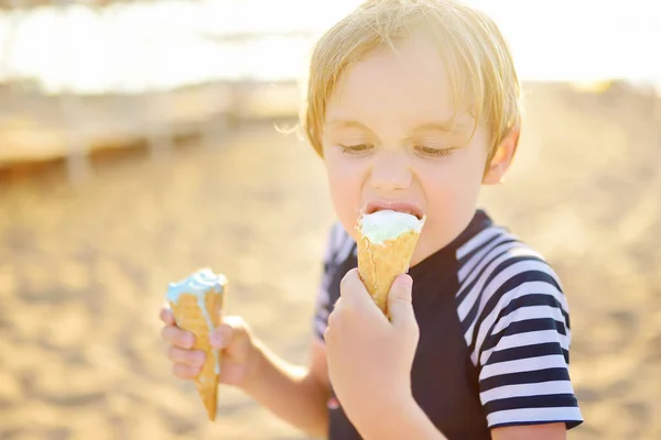 在炎炎夏日的海滩上 在家庭度假期间 学龄前男孩在吃冰淇淋 杰拉尔多是孩子们喜爱的美食 糖果是儿童不健康的食物 糖尿病 肥胖症 代谢疾病 — 图库照片