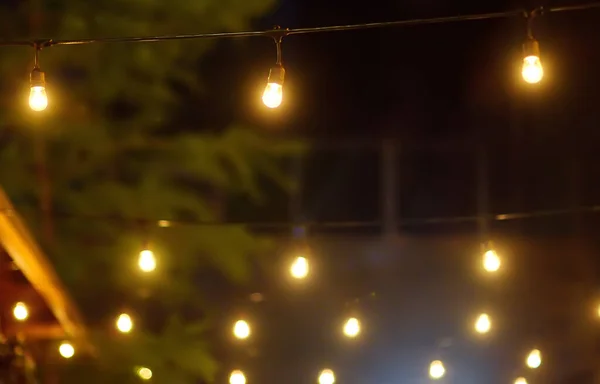 Dışarıdaki Restoranda Akşam Vakti Bahçedeki Kafede Asılı Duran Sicim Lambalarının — Stok fotoğraf