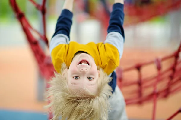 Sevimli Neşeli Anaokulu Çocuğu Dışarıda Oyun Oynarken Eğleniyor Çocuklar Için — Stok fotoğraf