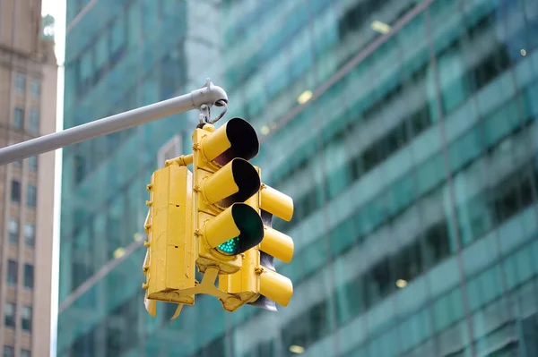 Luz Trânsito Amarela Fundo Arranha Céus Manhattan Nova York Eua — Fotografia de Stock