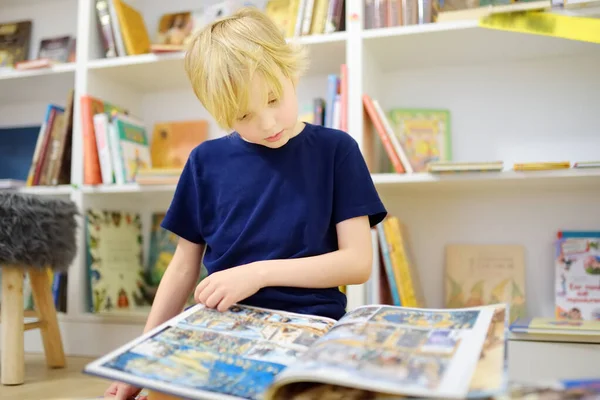 Мальчик Подросток Листает Книгу Сидя Дома Школьной Библиотеке Книжном Магазине — стоковое фото
