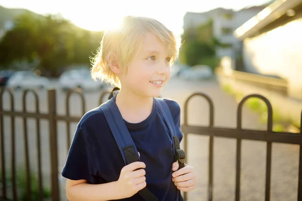 Портрет Милого Розумного Хлопчика Міській Вулиці Заході Сонця Щаслива Дитина — стокове фото