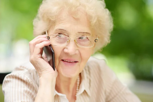 Прекрасная Старшая Леди Кудрявыми Седыми Волосами Разговаривает Телефону Общение Разговоры — стоковое фото