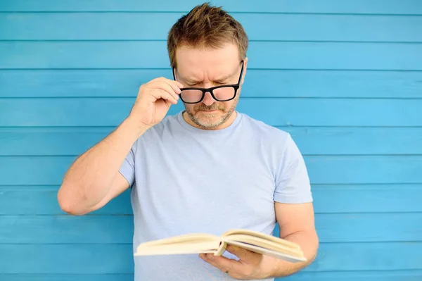 Портрет Взрослого Мужчины Больших Очках Фингалом Пытающегося Читать Книгу Испытывающего — стоковое фото