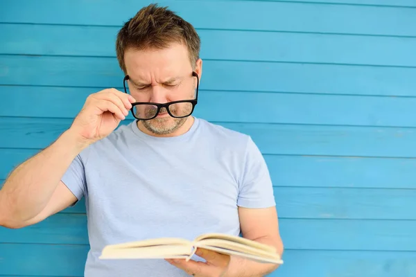 Porträtt Mogen Man Med Stora Svarta Glasögon Försöker Läsa Boken — Stockfoto