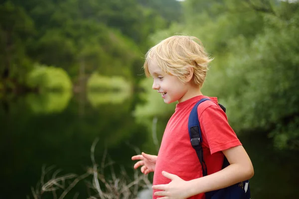 Bambino Della Scuola Escursioni Esplorare Natura Nella Foresta Ragazzino Che — Foto Stock