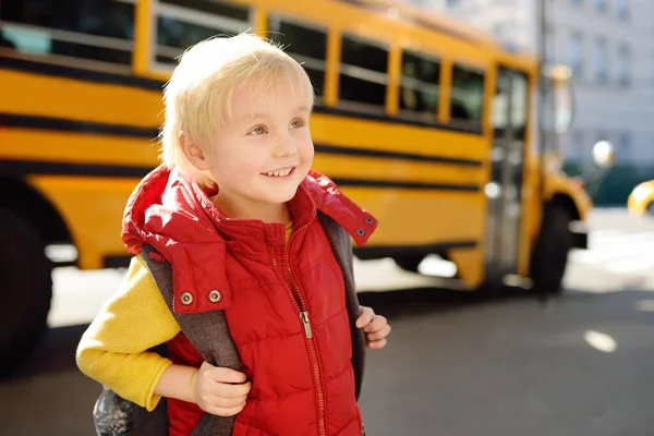 Aranyos Általános Tanuló Iskolatáskával Usa Sárga Iskolabusz Hátterében Vissza Iskolába — Stock Fotó