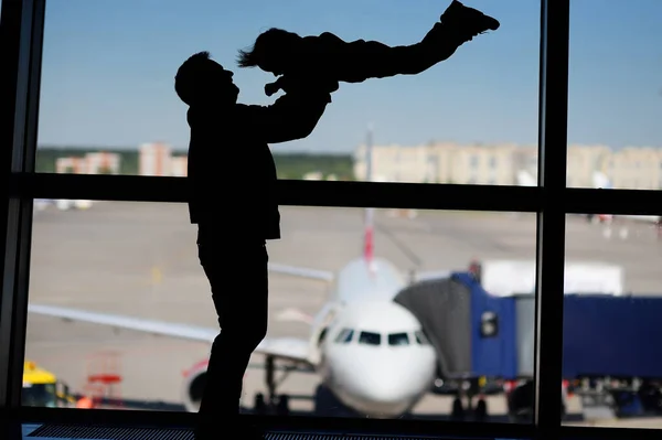 Familia Con Niño Divirtiéndose Aeropuerto Internacional Padre Con Lindo Hijo — Foto de Stock