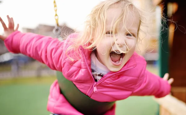 Carina Bambina Divertirsi Nel Parco Giochi All Aperto Tempo Libero — Foto Stock