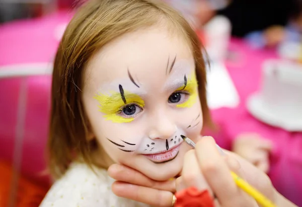 Pintura Facial Para Pequeno Gorl Bonito Durante Alegria Das Crianças — Fotografia de Stock