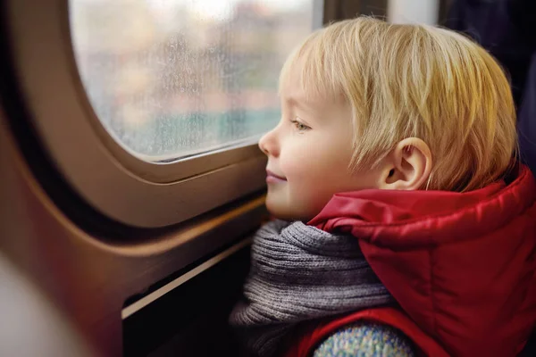 在美国纽约州的地铁里 小男孩从车窗向外张望 有子女的家庭旅行 — 图库照片