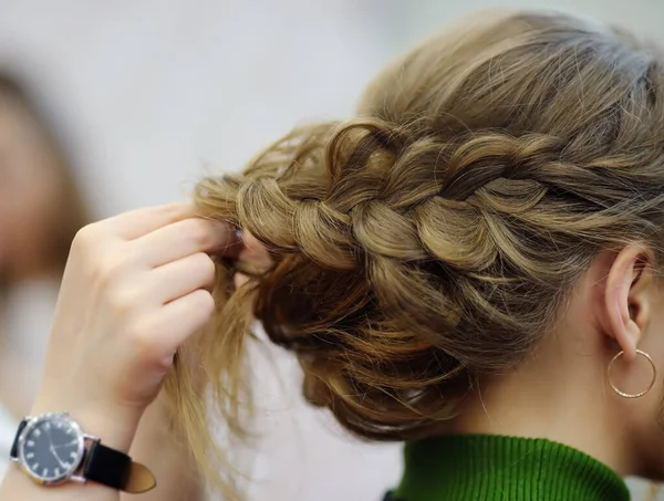 Mladá Žena Nevěsta Dostává Její Vlasy Před Svatbu Nebo Večírek — Stock fotografie
