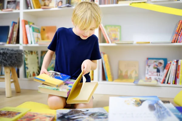 Мальчик Подросток Листает Книгу Сидя Дома Школьной Библиотеке Книжном Магазине — стоковое фото